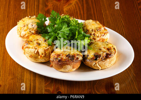 Champignon farci avec des herbes fromage servi Banque D'Images