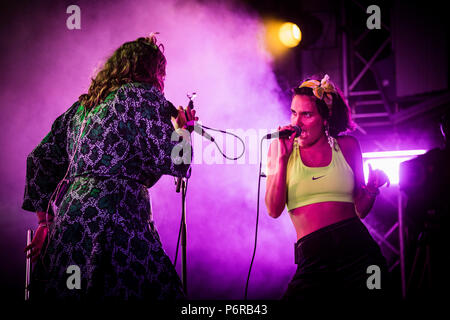 Le Danemark, Roskilde - 1 juillet 2018. Le trio norvégien eletropop Sassy 009 effectue un concert live au cours de la Danish music festival Festival de Roskilde en 2018. (Photo crédit : Gonzales Photo - Christian Hjorth). Banque D'Images