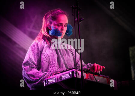 Le Danemark, Roskilde - 1 juillet 2018. Le trio norvégien eletropop Sassy 009 effectue un concert live au cours de la Danish music festival Festival de Roskilde en 2018. (Photo crédit : Gonzales Photo - Christian Hjorth). Banque D'Images