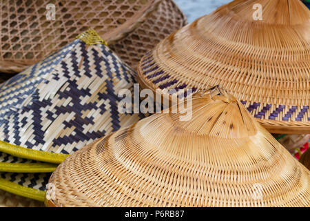 Vente de chapeaux asiatiques sur le marché de la Chine. Banque D'Images