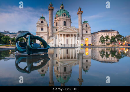 Vienne. Image de l'église de Saint Charles à Vienne, en Autriche pendant le crépuscule heure bleue. Banque D'Images