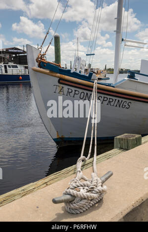 Éponge traditionnel bateau de pêche plongée amarré au quai de l'éponge à Tarpon Springs, Floride Banque D'Images