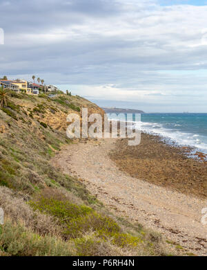 Maisons sur les falaises surplombant la plage de rochers Marino et St Vinvent Golfe, Marino, Adélaïde, SA, Australie. Banque D'Images