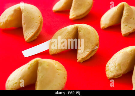 Fortune cookies motif sur fond rouge Banque D'Images