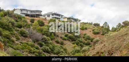 Les maisons au bord d'une falaise surplombant un ravin à Marino Adelaide, SA, Australie. Banque D'Images