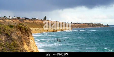 Les nuages de tempête traversant la côte depuis le golfe de St Vincent sur le port et les falaises de calcaire Alan Jaume & Fils Alan Jaume & Fils Jetty Port Pylônes, SA, Australie Banque D'Images