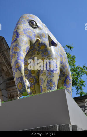 Un éléphant sculpture dans Brown Hart Gardens, London Mayfair dans le cadre de la 2018 Elephant parade à mettre en lumière le sort des éléphants d'Asie Banque D'Images