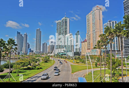 Scène de rue, l'avenue Balboa, Miramar district, la ville de Panama, République du Panama Banque D'Images