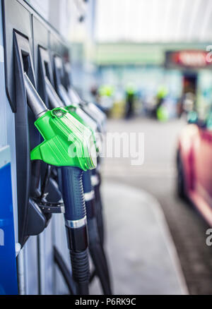 Close-up les injecteurs de carburant à l'essence et du carburant diesel. Banque D'Images