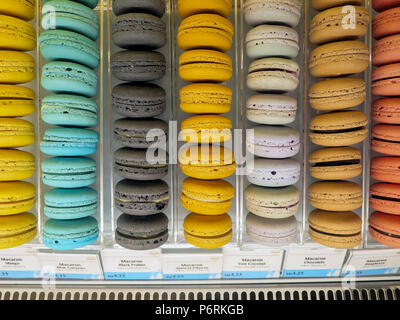 Rangées de macarons français aromatisé à la vente à une boulangerie japonaise en Asie du sud-est. Banque D'Images