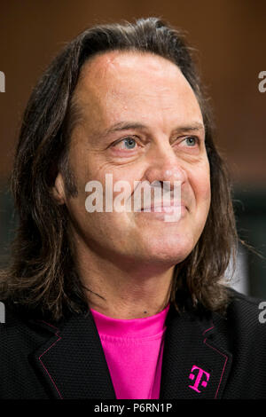 John Legere, PDG, T-Mobile US, Inc., témoigne devant le Comité judiciaire du Sénat au cours d'une audience sur l'attente de T-Mobile et Sprint. Banque D'Images