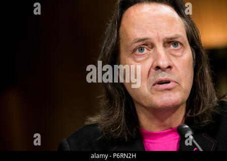 John Legere, PDG, T-Mobile US, Inc., témoigne devant le Comité judiciaire du Sénat au cours d'une audience sur l'attente de T-Mobile et Sprint. Banque D'Images