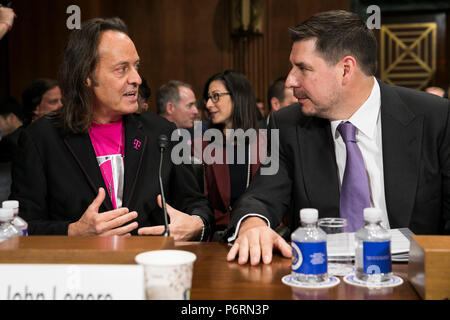 John Legere, PDG, T-Mobile US, et Marcelo Claure, Sprint Corporation témoigner devant un comité judiciaire du Sénat sur l'audience en attente de T-Mobile et Banque D'Images