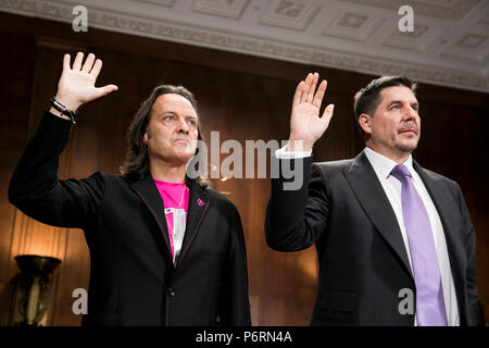 John Legere, PDG, T-Mobile US, et Marcelo Claure, Sprint Corporation témoigner devant un comité judiciaire du Sénat sur l'audience en attente de T-Mobile et Banque D'Images