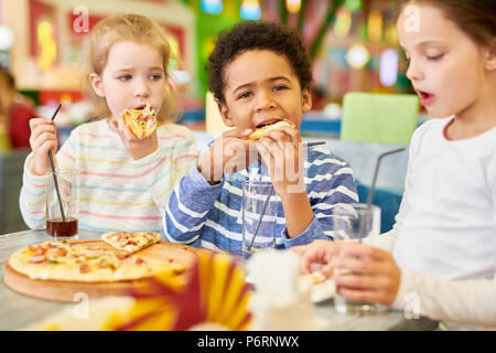 Les enfants dans la Pizzeria Cafe Banque D'Images