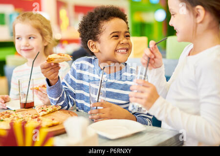 Heureux les enfants dans une pizzeria Banque D'Images