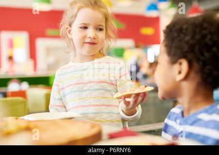 Cute Girl in Cafe Banque D'Images