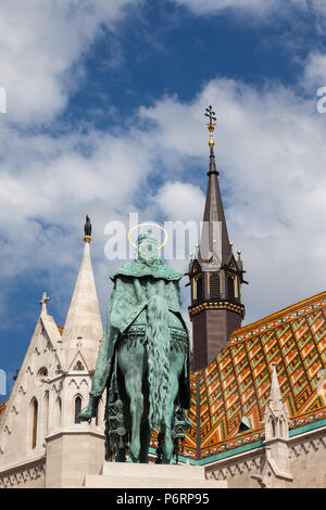 La Hongrie, Budapest, rue King Stephen (1906) monument et l'église Matthias motif de losange, toit de tuiles et ses flèches Banque D'Images