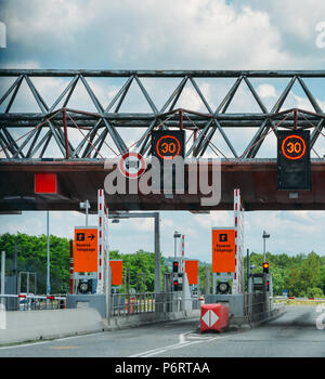 Voitures qui passent par le point d'autoroute à péage, la station de péage, en France, de péage Banque D'Images