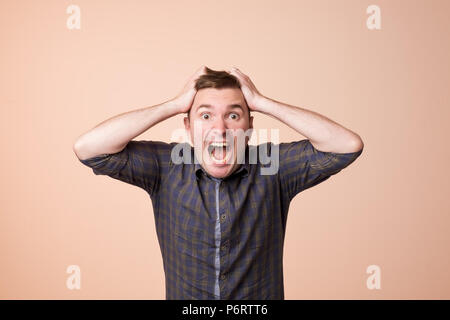 Oh pas de concept. Portrait de surpris, choqué caucasian man tête avec deux mains Banque D'Images