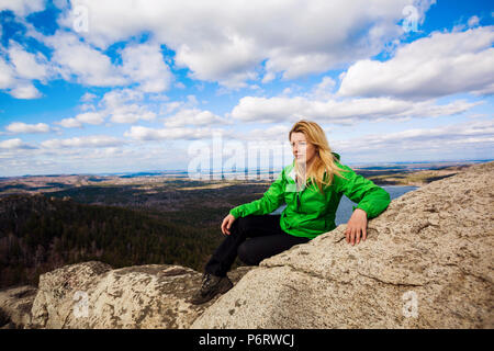 Young woman posing on cliff's edge. Banque D'Images