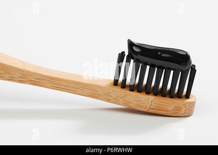 Brosse à dents avec du charbon noir dentifrice. Close up of black dentifrice sur une brosse à dents. Banque D'Images