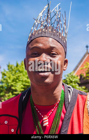 Zolani Mkiva, crieur de Johannesburg, Afrique du Sud, à la compétition internationale de crieur public, Chester, Cheshire, Royaume-Uni Banque D'Images