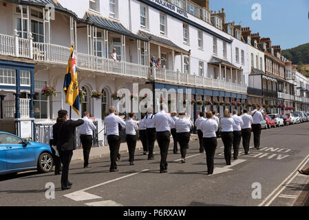 La ville de Sidmouth, Devon, Angleterre, Royaume-Uni. La ville de Sidmouth Marching Band et jouant sur le front de mer de cette station balnéaire. Services armés de marquage avec un jour Banque D'Images