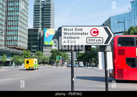 Gary Hume d'oiseaux picorant sur Hampstead Road à côté de Regent's Place, Camden, London, NW1, UK Banque D'Images