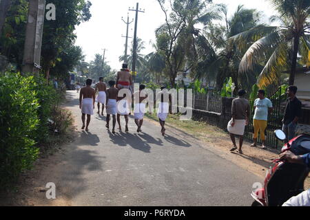 Parayeduppu mamangam dans le cadre de machad,où l'ilayad,représentant de déesse bhagavathi sur les épaules d'edupanmar,visites dévots de bénir Banque D'Images