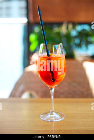 Verre à cocktail sur une table en bois Banque D'Images