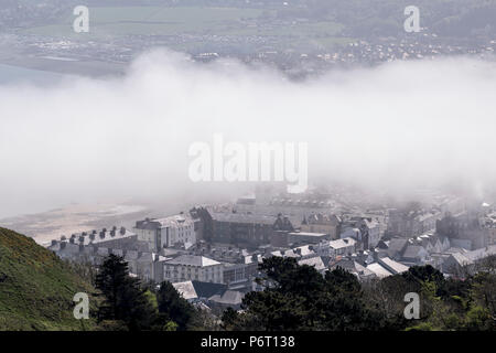 Dans la ville de Llandudno sea mist tirée de la grande tête d'Ormes Banque D'Images