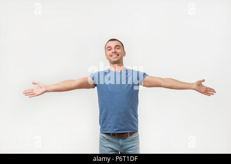 Studio portrait of Hispanic bel homme, souriant, accueillant ses meilleurs amis ou clients Banque D'Images