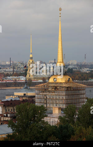 Skyline avec les flèches de la Admirality building et la Cathédrale Pierre-et-Paul - vu de la cathédrale Saint-Isaac à Saint-Pétersbourg, Russie Banque D'Images