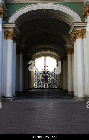 Aigle bicéphale qui gardaient la porte en fer forgé à motifs de l'Ermitage à Saint-Pétersbourg, Russie - vu de l'intérieur de la cour Banque D'Images