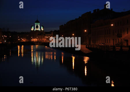 Lumières de l'église de Saint Nicholas Isidor et réfléchir sur le Canal Griboyedov à Saint-Pétersbourg, Russie, pendant la nuit Banque D'Images