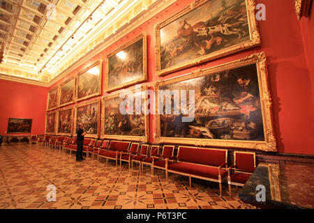 L'homme à la recherche de près les œuvres à l'intérieur de l'Ermitage à Saint-Pétersbourg, Russie Banque D'Images