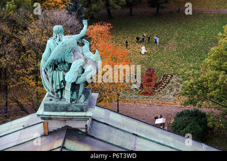 Statue de bronze à l'Évangéliste Jean avec eagle à la cathédrale Saint-Isaac - Bridal couple posing pendant une séance photo en face (floue) Banque D'Images