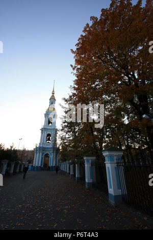 Vue extérieure de la tour-clocher de la cathédrale de la Marine Saint Nicolas à Saint-Pétersbourg, Russie Banque D'Images