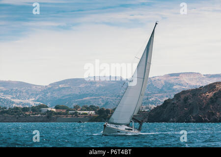 Régate de voile entre les îles grecques de la Mer Egée. Yachting de luxe. Banque D'Images