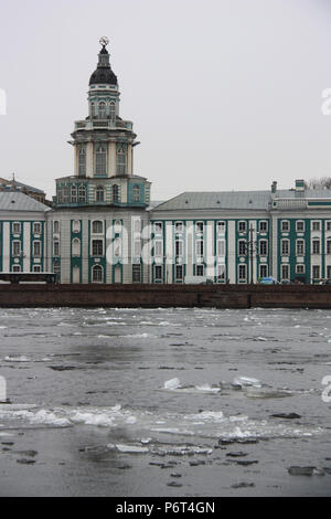 La Kunstkamera, le premier musée financé par Pierre le Grand, un jour froid avec encore des plateaux de glace sur la rivière Neva - Saint-Pétersbourg, Russie Banque D'Images