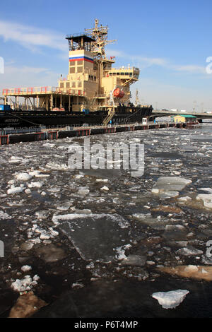 Brise-glace nucléaire russe Moscou amarré à la jetée sur la Neva à Saint-Pétersbourg, Russie Banque D'Images