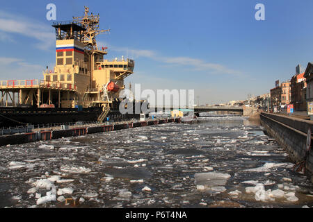 Brise-glace nucléaire russe Moscou amarré à la jetée sur la Neva à Saint-Pétersbourg, Russie Banque D'Images