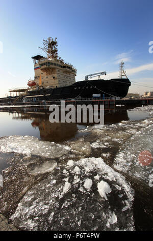 Brise-glace nucléaire russe Moscou amarré à la jetée sur la Neva à Saint-Pétersbourg, Russie Banque D'Images