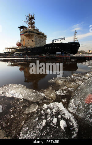 Brise-glace nucléaire russe Moscou amarré à la jetée sur la Neva à Saint-Pétersbourg, Russie Banque D'Images