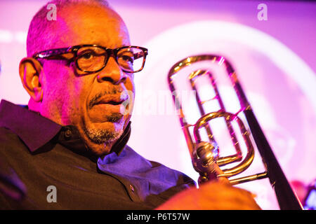 London UK 21 avril 2018 le tromboniste Fred Wesley au NSI cafe à Peckham, dans le sud de Londres. Banque D'Images