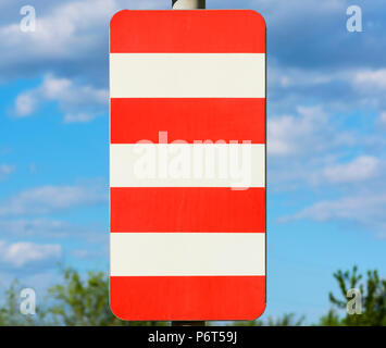 Panneau rectangulaire avec une bande rouge sur fond blanc Banque D'Images