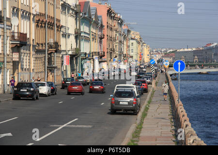 Centaines de fils électriques traversant la Rivière Fontanka dans le centre de Saint-Pétersbourg, Russie Banque D'Images
