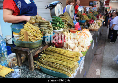 Technologie sur un marché aux légumes à Saint-Pétersbourg, en Russie, où l'on vend de tout ce que le citoyen moyen en Russie aime manger avec de la vodka Banque D'Images