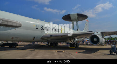 Singapour - Feb 10, 2018. Boeing E-3 Sentry (début d'alerte et de contrôle) d'aéronefs appartenant à l'US Air Force (USAF) sur l'affichage à Changi, Singapour. Banque D'Images